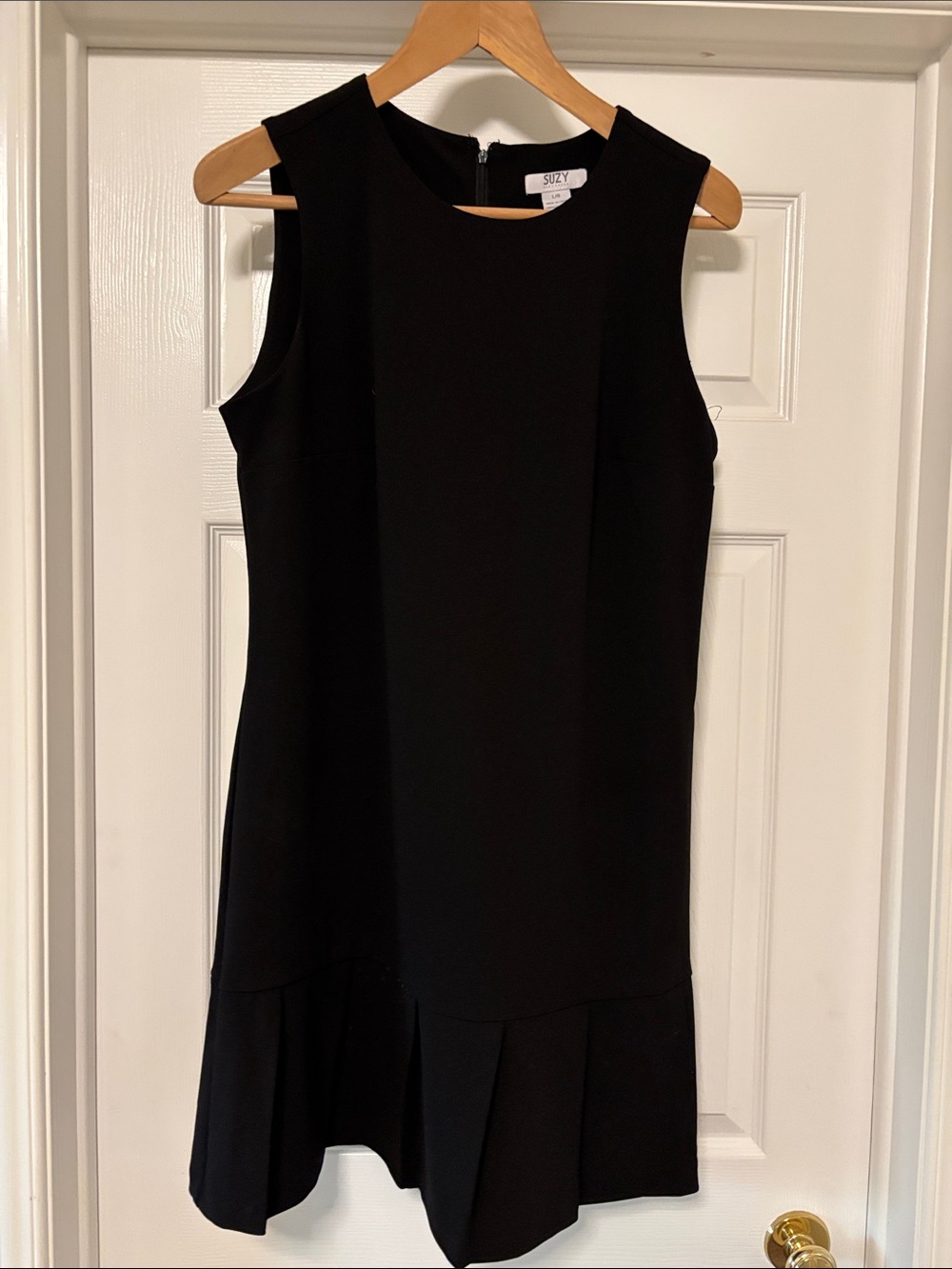Suzy Shier Black Sleeveless Shift Dress with Pleated Hem Detail